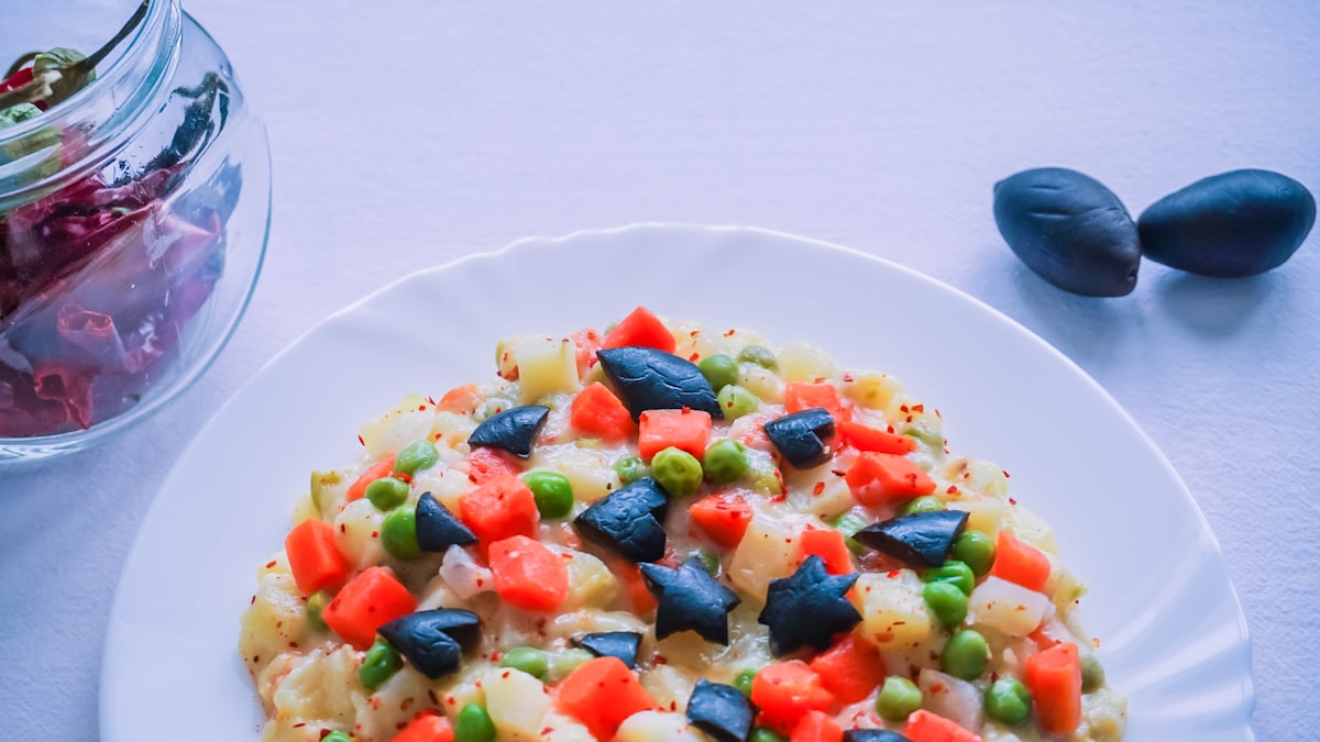 Assiette équilibrée avec fruits, légumes et protéines